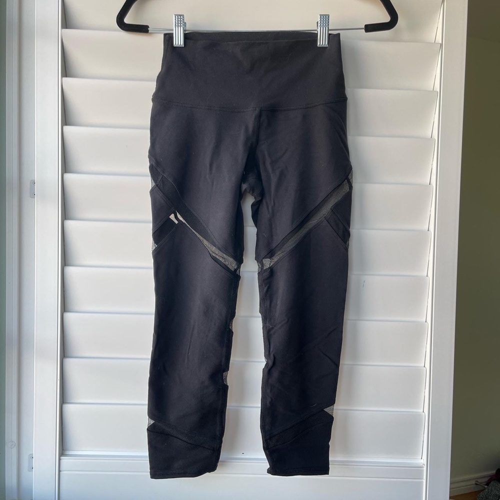 Alo Yoga mesmerize capri leggings in black size XS